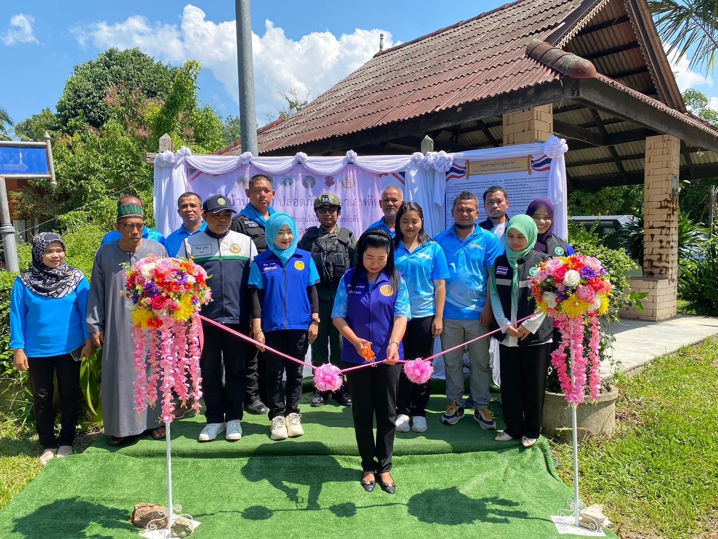 ☘️สพอ.ไม้แก่น🍀 ร่วมกิจกรรมมอบป้ายหมู่บ้านสีขาว ในพื้นที่บ้านปาเส หมู่ที่ ๒ ตำบลไม้แก่น อำเภอไม้แก่น จังปัตตานี