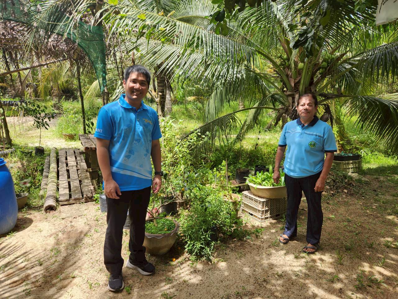 พช.ไม้แก่น ติดตามครัวเรือนต้นแบบปลูกผักสวนครัว ตำบลตะโละไกรทอง 