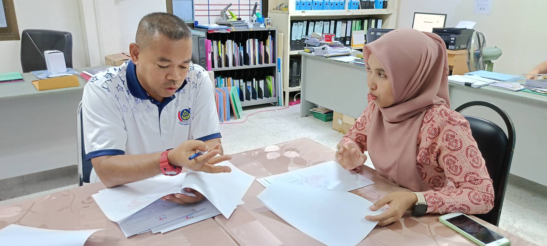 🌟 พช.ไม้แก่น ดำเนินการทำสัญญากู้ยืมเงินกองทุนพัฒนาบทบาทสตรี ประเภท เงินทุนหมุนเวียน (เงินกู้) 🌟